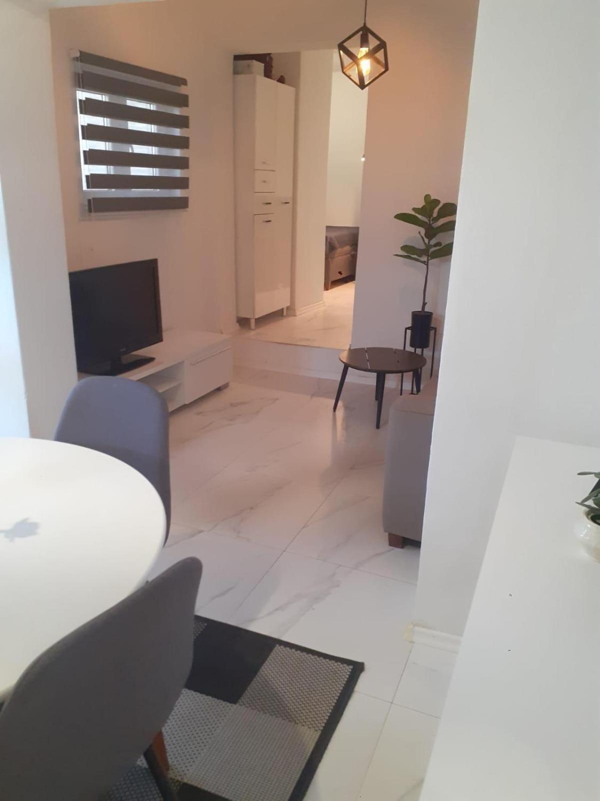 Apartments By The Sea Brist, Makarska - 11039 Esterno foto